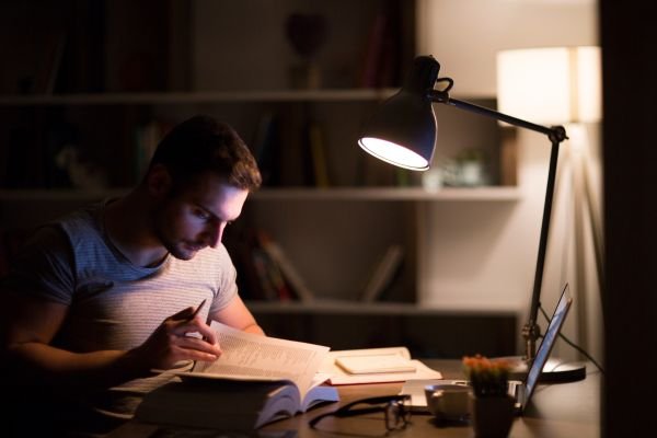 Abajur-de-Leitura_-Dicas-Essenciais-para-Escolher-o-Melhor-para-Sua-Mesa